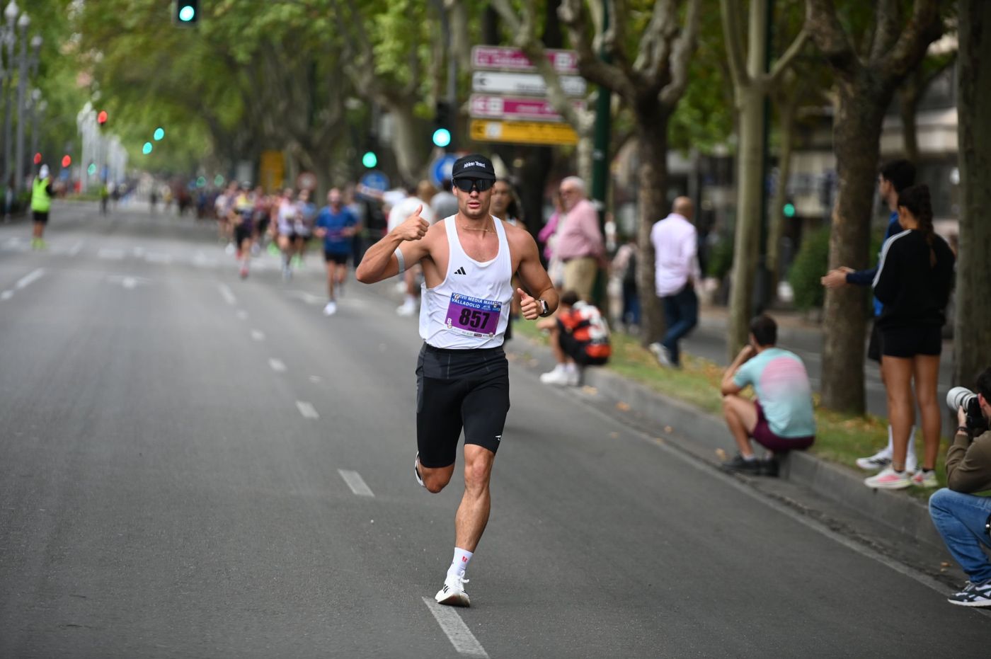 Jorge corriendo una media maratón con el pulgar arriba
