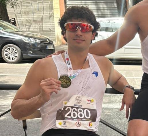 Antonio Álvarez con su medalla